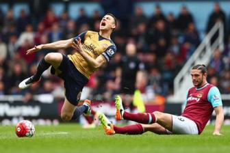 cay-mui-fan-arsenal-doi-duoi-andy-carroll