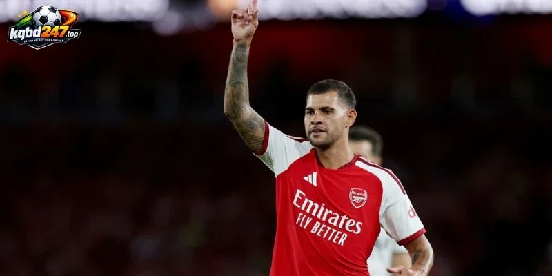 Arsenal nâng cúp nhưng không trọn niềm vui, Guimaraes gặp vấn đề thể trạng