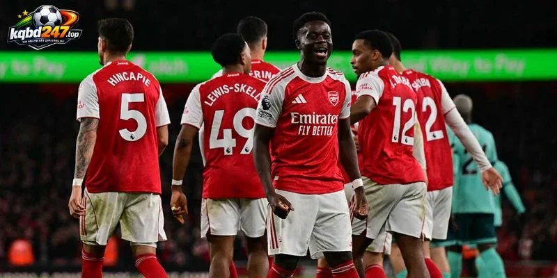 Arsenal vững bước trên đường đua Ngoại hạng Anh